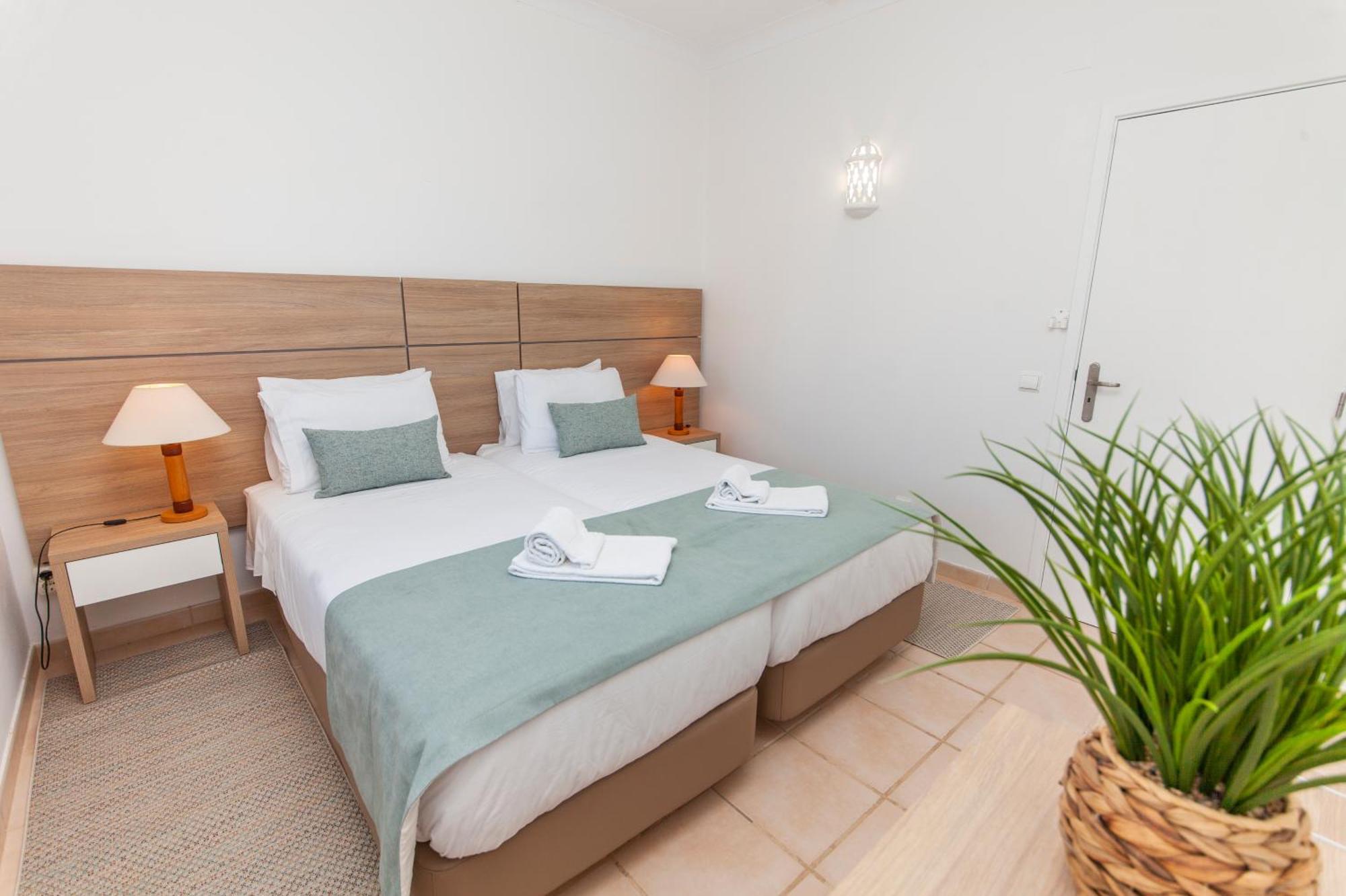 Atalaia Sol Aparthotel - Tennis & Heated Pool In Winter Lagos Bagian luar foto